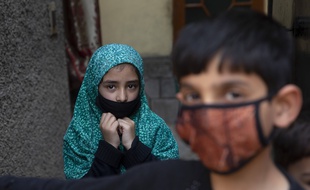 Des enfants du Cachemire, jeudi 19 mars 2020, alors que des cas d'infection au coronavirus viennent d'être détectés dans la région
