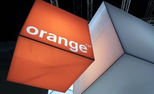 Le titre France Télécom/Orange s'inscrivait en tête du CAC 40 lundi matin à la Bourse de Paris (+3,10%), après l'annonce d'un soutien de l'Etat à son patron Stéphane Richard, dont la place était menacée après sa mise en examen dans l'affaire Tapie/Crédit Lyonnais.
