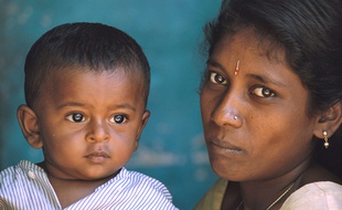 Une mère indienne et son enfant.