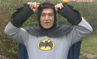 Capture d'écran d'un reportage d'ITV révélant l'identité du Batman de Bradford (Grande-Bretagne), Stan Worby.