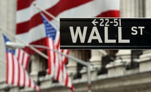 Wall Street a terminé jeudi sur une note contrastée, le Dow Jones profitant d'un regain d'optimisme des courtiers après des indicateurs encourageants pour l'économie mondiale et grimpant de 0,33%, alors que le Nasdaq a pâti de la chute d'Apple et perdu 0,74%.