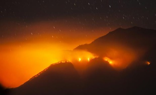 Le mont Merbabu, sur l'île de Java, envahi par les flammes, 21 août 2015
