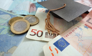 En France, le montant des droits d'inscription à l'université est déterminé par l'État.