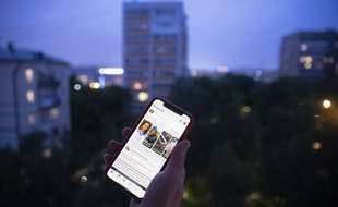 Un utilisateur de Facebook, à Moscou, le 10 juin 2021.