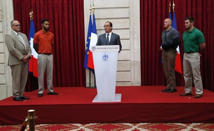 François Hollande remet la Légion d'honneur aux «héros» du Thalys le 24 août 2015.