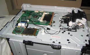 Le dispositif explosif contenu dans une imprimante interceptée à Dubaï et qui était censé exploser dans un avion à destination des Etats-Unis (photo prise samedi 30 octobre 2010).
