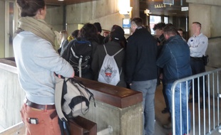 A l'issue du délibéré, les condamnés se sont regroupés devant la salle d'audience.