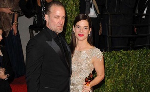 Jesse James et Sandra Bullock arrivent à la soirée «Vanity Fair», après la 82e cérémonie des Oscars, à Los Angeles, le 7 mars 2010.