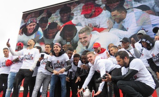Les joueurs rennais ont présenté la Coupe de France au public ce dimanche après-midi sur l'esplanade de Gaulle.