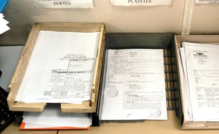 La bannette des plaintes dans un commissariat. Illustration.