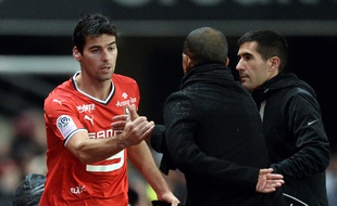 Yoann Gourcuff félicité par Sabri Lamouchi à sa sortie du terrain, le 25 novembre 2017.