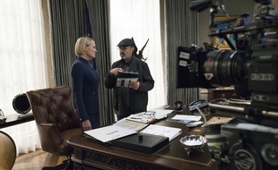 Robin Wright sur le plateau de la saison 6 de House of Cards, sous la direction de Franck Pugliese