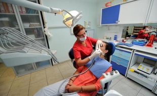 Certains patients ont trouvé porte close ce lundi en allant consulter leur dentiste: la profession était appelée à faire grève par son principal syndicat, un mouvement "rarissime" contre le désengagement de la Sécu qui a contribué, selon lui, à saler la facture des soins ces dernières années.