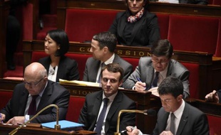 Michel Sapin, Emmanuel Macron et Manuel Valls à l'Assemblée nationale au cours du débat sur la motion de censure, le 19 févrirer 2015