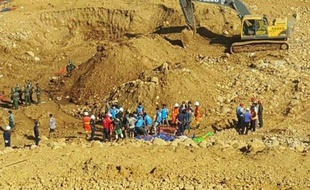 Les secours sont à la recherche des corps le 22 novembre 2015 après un glissement de terrain dans une mine de jade de la région de Hpakant, au nord de la Birmanie