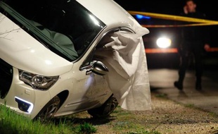 La police le 23 mars 2014 sur les lieux où le haut fonctionnaire du Conseil général de Haute-Corse Jean Leccia a été assassiné par balles à bord de sa voiture
