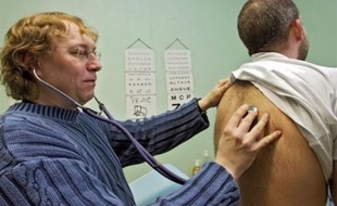 Pour prétendre à ces compensations, le salarié devra répondre à des critères définis au préalable par les partenaires sociaux (branches et métiers concernés, durée d'exposition aux risques...), mais il devra surtout passer devant une "commission médicale", car "c'est la santé qui est prioritaire, et non le statut", a expliqué M. Poisson.