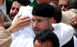 L'un des fils de Mouammar Kadhafi, Seif al-Islam, lors des funérailles de son frère, Seif al-Arab, le 2 mai 2011 à Tripoli (Libye).
