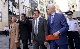 Le ministre de l'Intérieur Manuel Valls a appelé jeudi à se garder des "amalgames" entre extrême droite et extrême gauche, en réponse au patron de l'UMP Jean-François Copé qui a demandé la dissolution des groupuscules violents des deux camps.