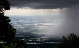 En periode de mousson, de juillet a octobre, les pluies s'abattent sur les plaines du Bangladesh.