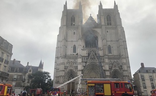 La cathédrale de Nantes en feu ce samedi matin.