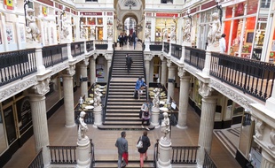 Le grand escalier du passage Pommeraye.