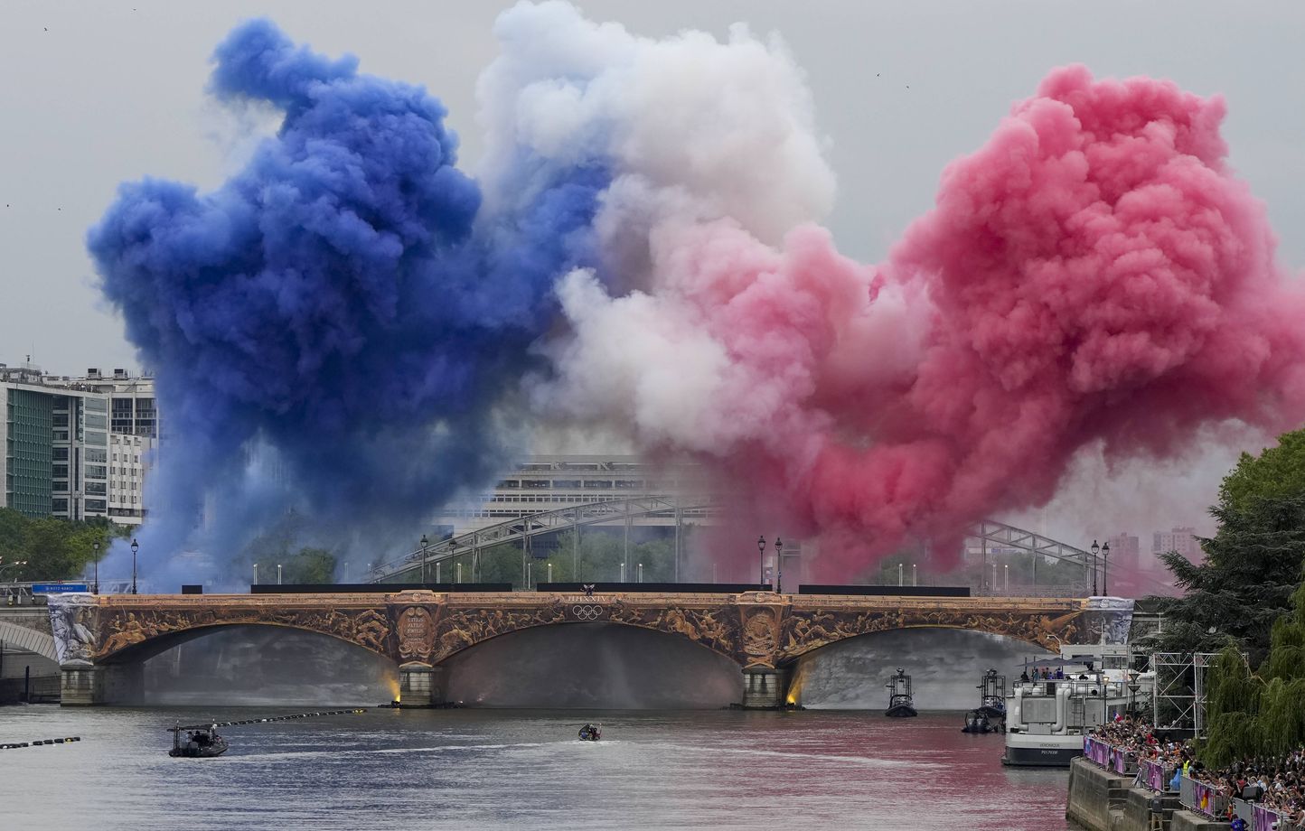 JO 2024 Les fumigènes tricolores sur le pont d