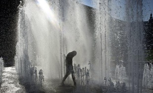 Les premières mesures de veille du plan national canicule 2012 ont été mises en place vendredi, avec notamment une surveillance météorologique accrue et un dispositif d'information du public comprenant un "numéro vert", a indiqué vendredi le ministère de la Santé.