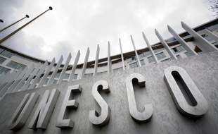 L'Unesco a mis fin aux fonctions de Frank La Rue, son numéro 3, visé par des accusations de harcèlement sexuel.