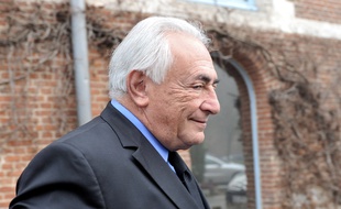 Dominique Strauss-Kahn quitte son hôtel pour se rendre au tribunal de Lille, le 16 février 2015 / AFP PHOTO / FRANCOIS LO PRESTI