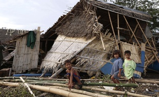 Une maison endommagée, à Bajaoan, sur la côte des Philippines, le 17 juillet 2014.