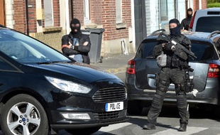 Des policiers de la DGSI lors d'une opération à Wattignies, dans le nord de la France, le 5 juillet 2017.
