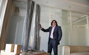 Emin Iskenderov, PDG du groupe Hermitage, devant une maquette du projet Hermitage Plaza, le 9 avril 2015 à Paris