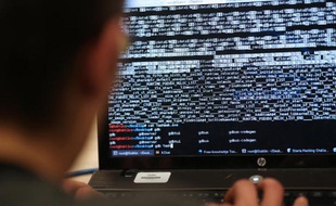 Un informaticien devant son écran d'ordinateur