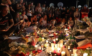 La foule s'est réunie au bout de la promenade des Anglais pour rendre hommage aux 84 victimes de l'attaque du 14 juillet 2016.