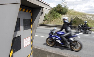 Illustration d'un motard passant devant un radar.