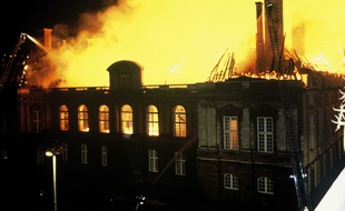 Le Parlement en flammes dans la nuit du 4 au 5 février 1994.