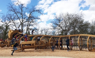 Les jeux de la forêt du Bourgailh à Pessac, sont des sculptures représentant les animaux de la forêt