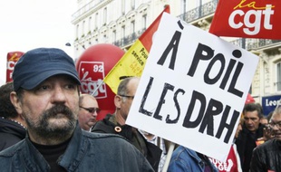 Des manifestants descendus dans la rue à l'appel de la CGT, de la FSU et de Solidaires, pour réclamer des hausses de salaires et défendre l'emploi, le 8 octobre à Paris