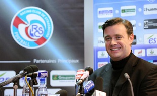 Le nouvel actionnaire principal du RC Strasbourg, Alain Fontenla, le 11 décembre 2009 lors d'une conférence de presse à Strasbourg.