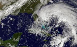 L'ouragan Sandy, brièvement rétrogradé au rang de tempête tropicale dans la nuit, a été reclassé samedi matin en ouragan et continuait à se diriger vers les Etats-Unis, menaçant de frapper juste après le week-end la côte nord-est, qui se prépare à y faire face.