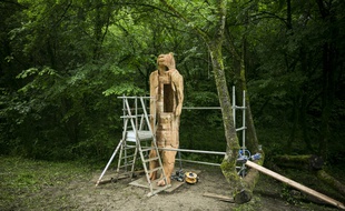 C'est dans cette réplique agrandie de la statue de l'Homme-Lion que l'artiste va vivre durant une semaine.