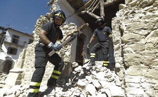 Des pompiers fouillaient encore les décombres dimanche dans le village d'Amatrice.