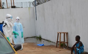 Une jeune fille pleure la mort de son père et de sa mère infectés par le virus Ebola, devant le nouveau centre de traitement de l'épidémie à Monrovia (Libéria), le 23 septembre 2013