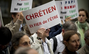 Le 20 octobre 2013, des militants de CIVITAS manifestent à Paris contre la christianophobie dont le France serait victime.