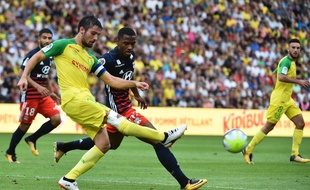 Dubois face au Lyonnais Maolida lors du match aller cette saison (0-0), le 26 août dernier.
