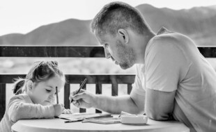 Illustration d'un père faisant les devoirs avec sa fille.
