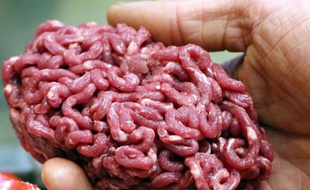Le groupe français de viande Elivia rappelle des lots de steacks hachés frais après y avoir détecté la bactérie E.Coli 0103:H2, vendus en barquette en supermarché sous des marques de la grande distribution