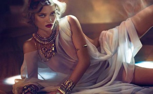 Publicité pour le parfum Belle d'Opium d'Yves Saint Laurent.