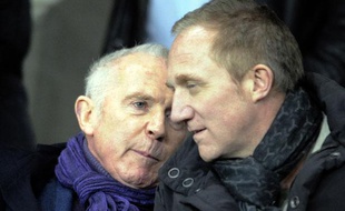 François Pinault (à gauche) et son fils François-Henri, les propriétaires du Stade Rennes, en février 2011 au stade de la Route de Lorient.